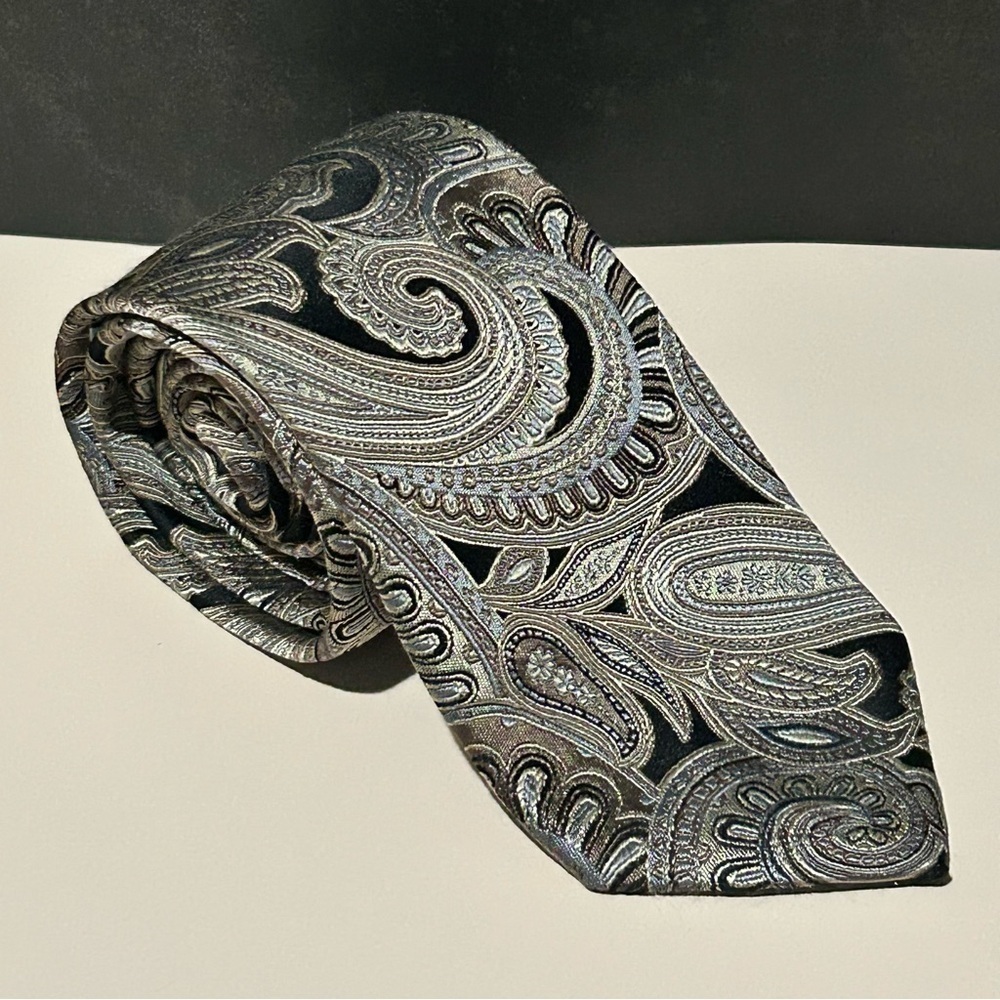 Geoffrey Beene 100% Silk Black and Silver Paisley 61” Tie